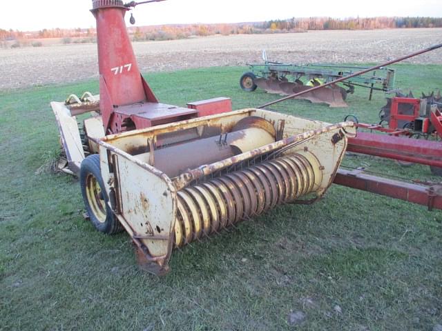 Image of New Holland 717 equipment image 2