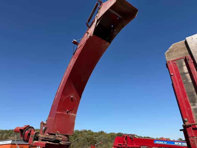 Image of New Holland 718 equipment image 3