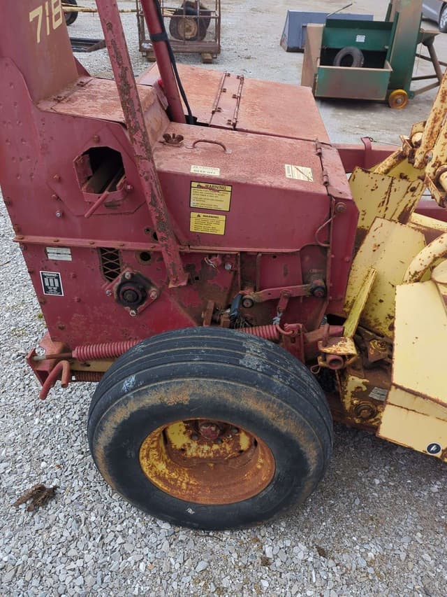 Image of New Holland 718 equipment image 4