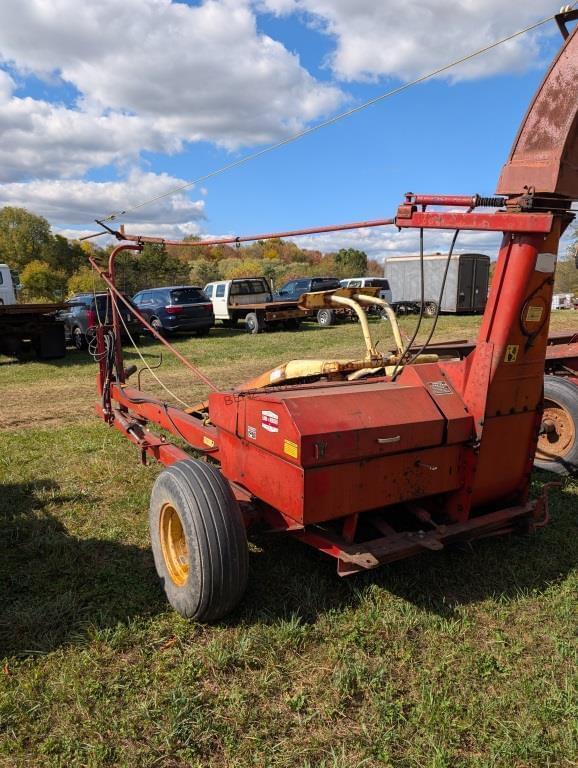 Image of New Holland 718 equipment image 4