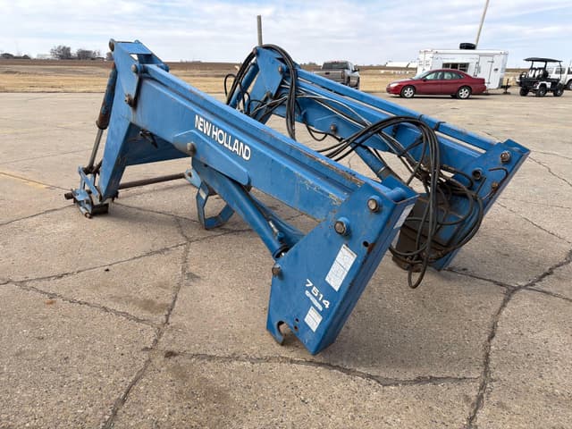 Image of New Holland 7514 equipment image 2