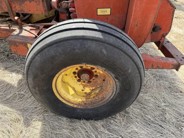 Image of New Holland 770 equipment image 3