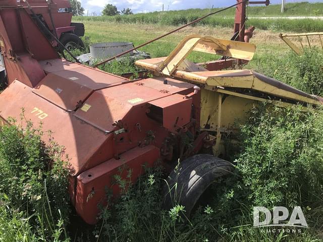 Image of New Holland 770 equipment image 2