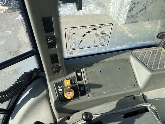 Image of New Holland 7740 equipment image 4