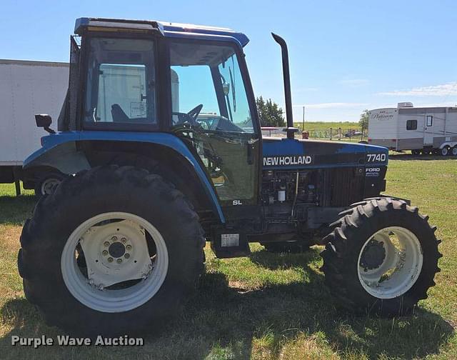 Image of New Holland 7740 equipment image 3