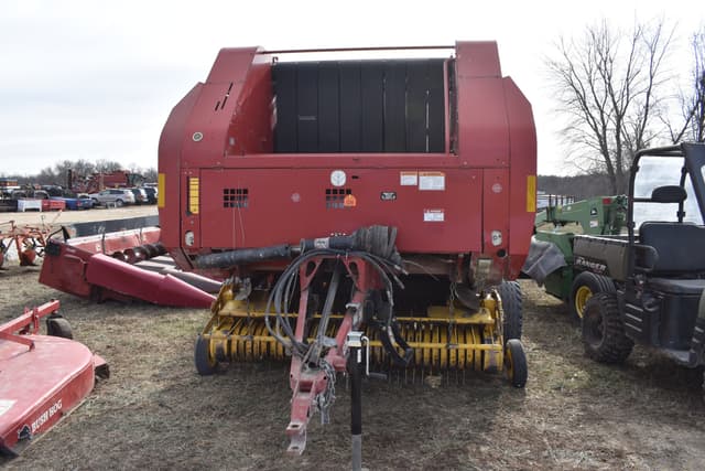 Image of New Holland BR780 equipment image 1