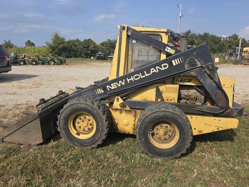 New Holland L781 Equipment Image0