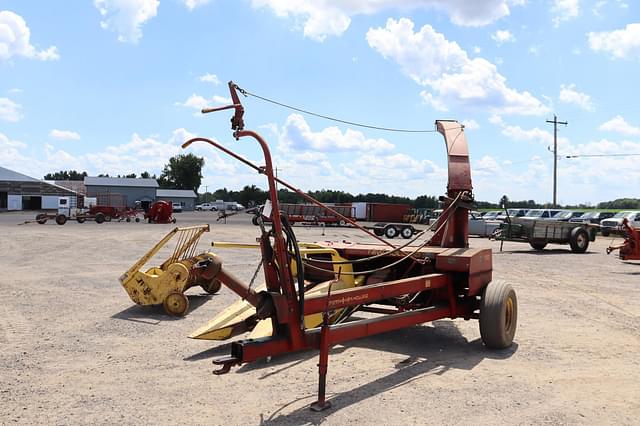 Image of New Holland 782 equipment image 1
