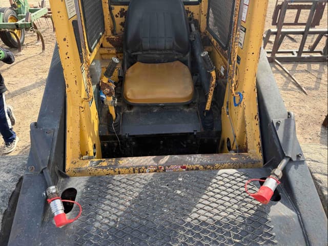 Image of New Holland L783 equipment image 2