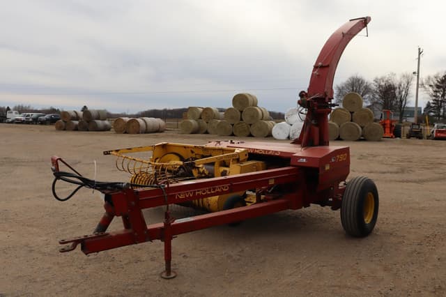 Image of New Holland 790 equipment image 2