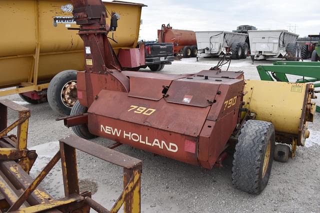 Image of New Holland 790 equipment image 4