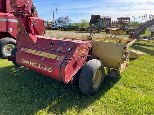 Image of New Holland 790 equipment image 2