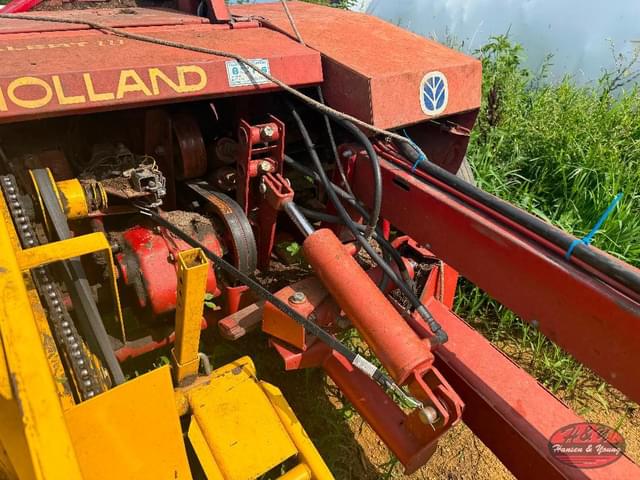 Image of New Holland 790 equipment image 3