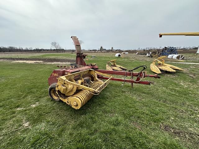 Image of New Holland 790 equipment image 3