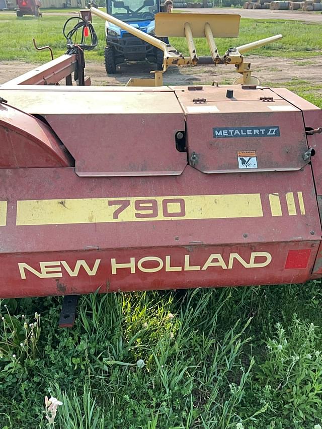 Image of New Holland 790 equipment image 2