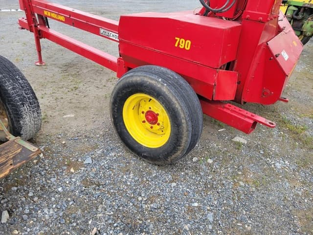 Image of New Holland 790 equipment image 4