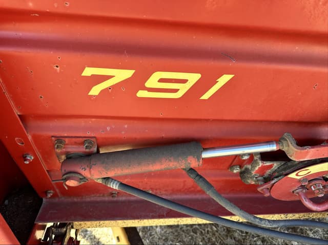 Image of New Holland 791 equipment image 3