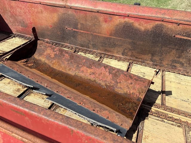 Image of New Holland 795 equipment image 4