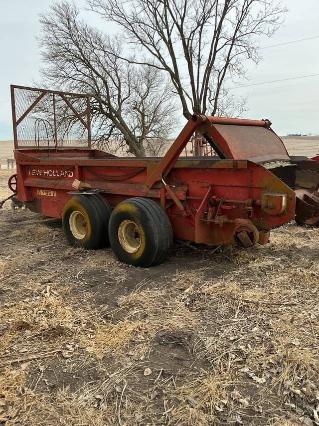 Image of New Holland 795 equipment image 2