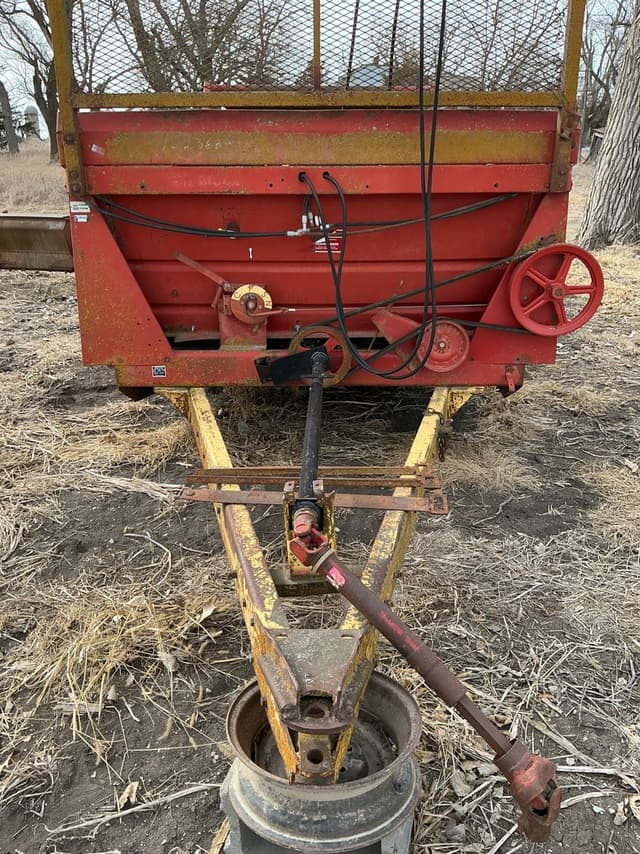 Image of New Holland 795 equipment image 4