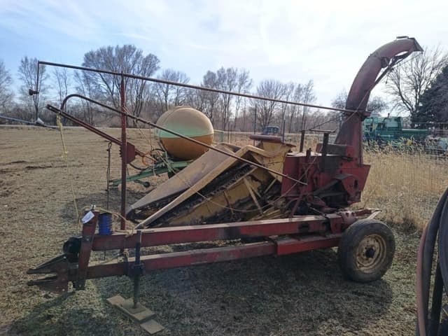 Image of New Holland 818 equipment image 3