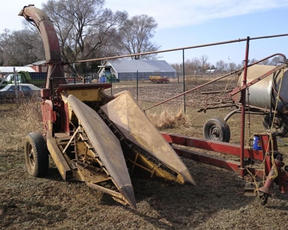 New Holland 818 Equipment Image0