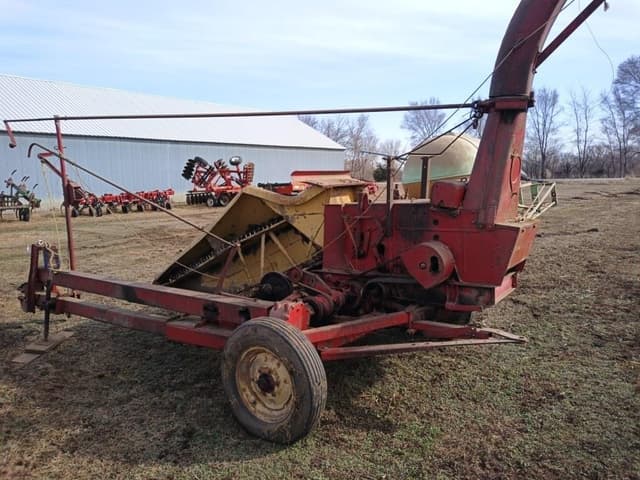 Image of New Holland 818 equipment image 4