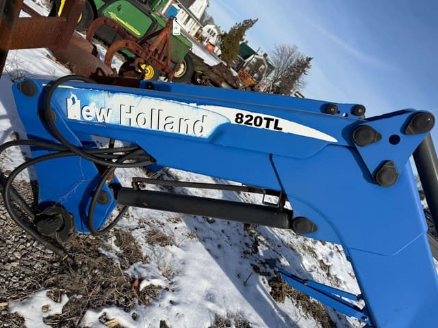 Image of New Holland 820TL equipment image 4