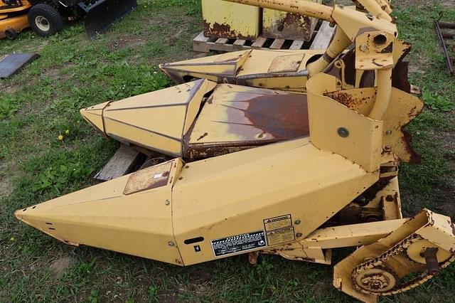 Image of New Holland 824 equipment image 4