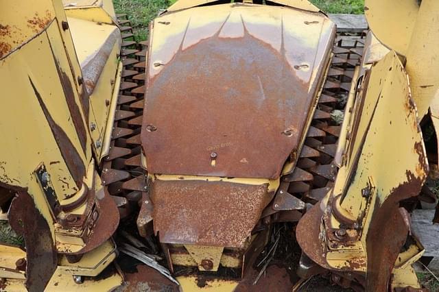 Image of New Holland 824 equipment image 3