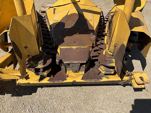 Image of New Holland 824 equipment image 4