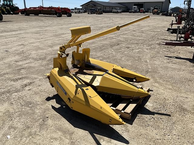Image of New Holland 824 equipment image 2