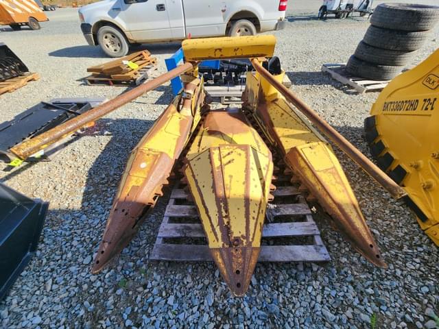 Image of New Holland 824 equipment image 4