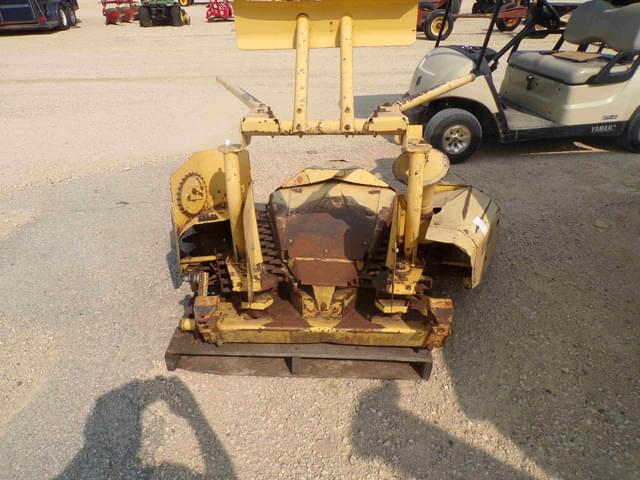 Image of New Holland 824 equipment image 4