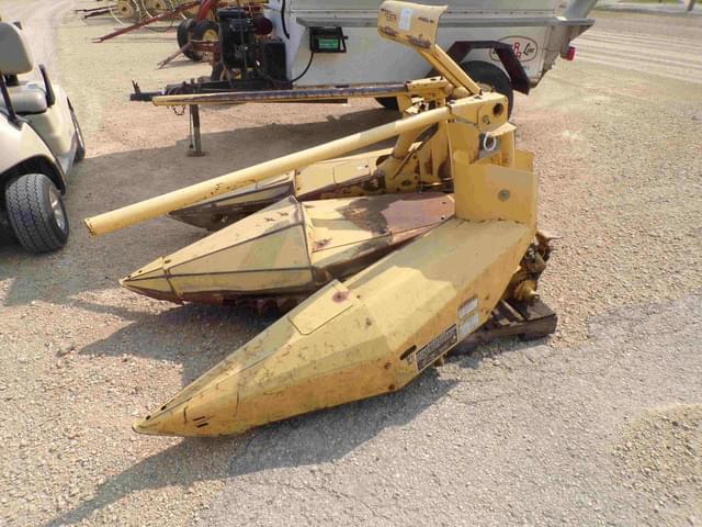Image of New Holland 824 equipment image 3