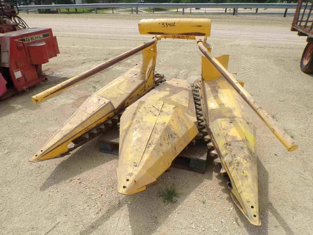 Image of New Holland 824 equipment image 2