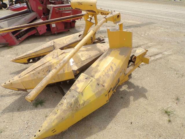 Image of New Holland 824 equipment image 3