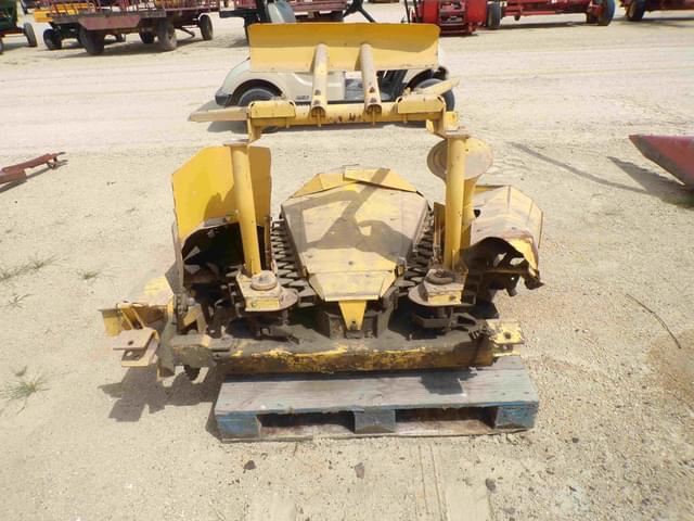 Image of New Holland 824 equipment image 4