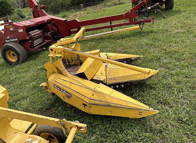 Image of New Holland 824 equipment image 3