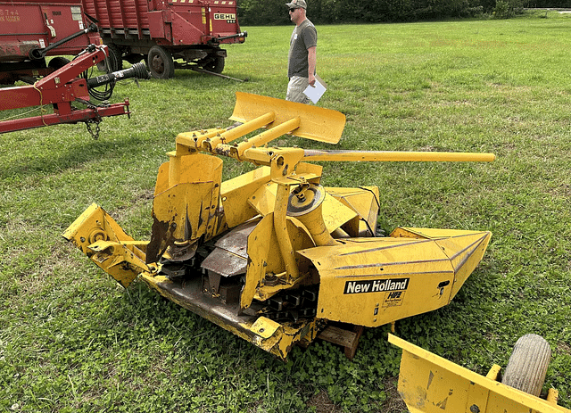 Image of New Holland 824 equipment image 4