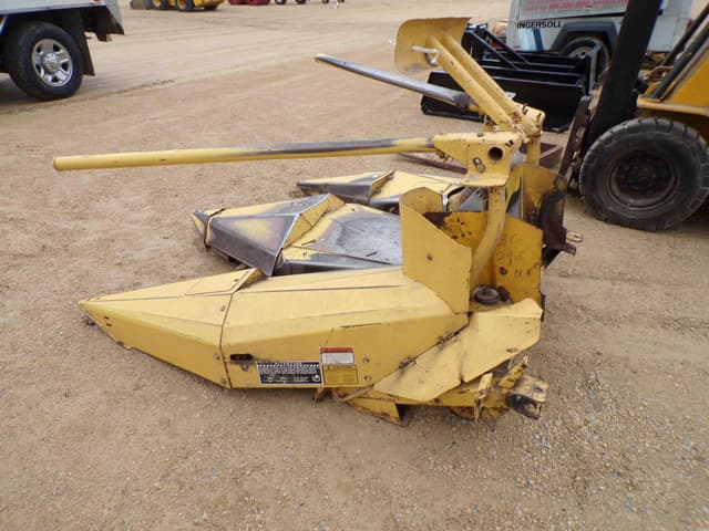 Image of New Holland 824 equipment image 3