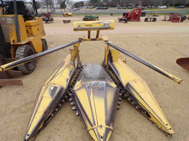 Image of New Holland 824 equipment image 2