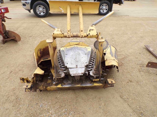 Image of New Holland 824 equipment image 4