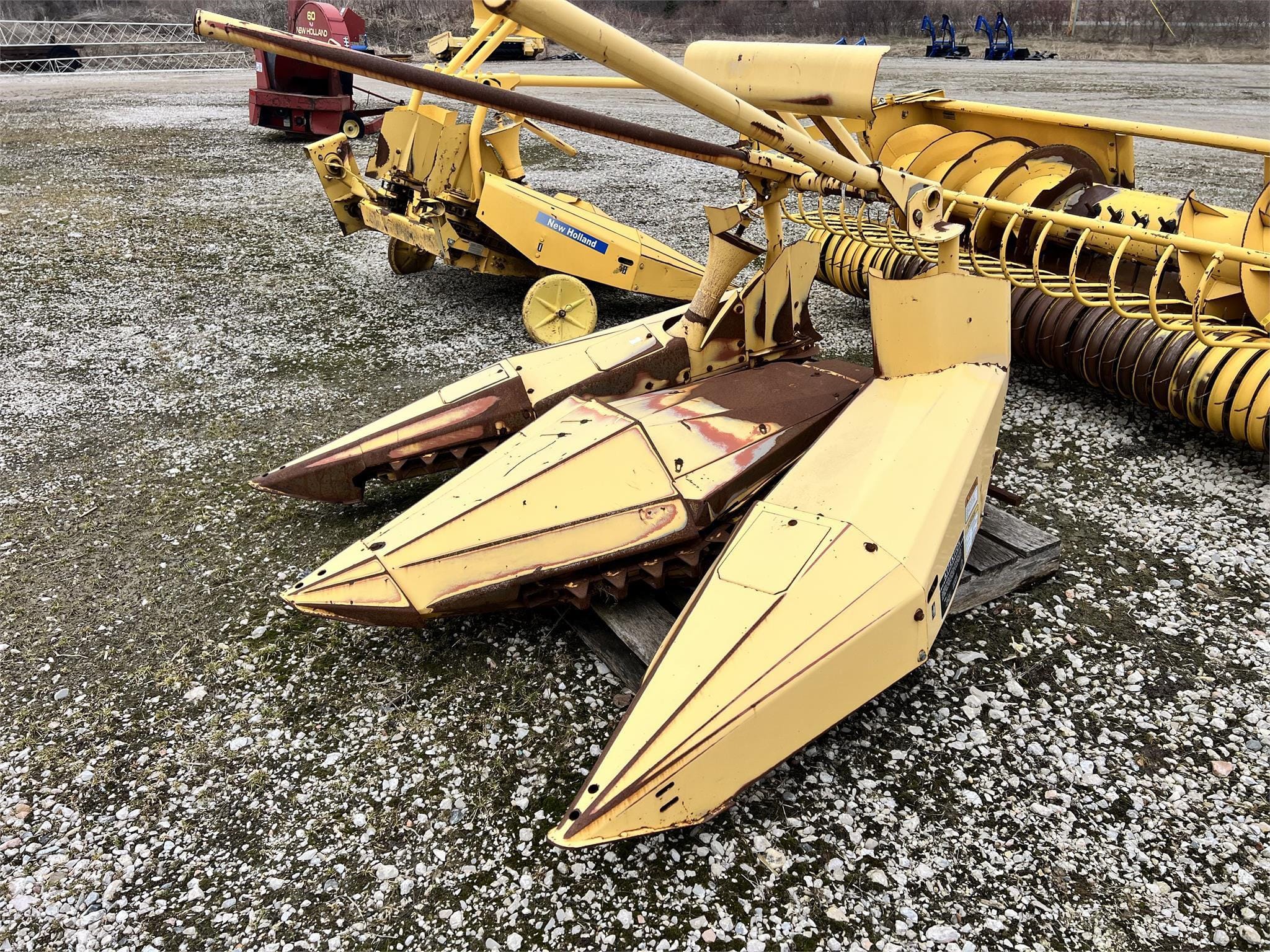 New Holland 824 Equipment Image0