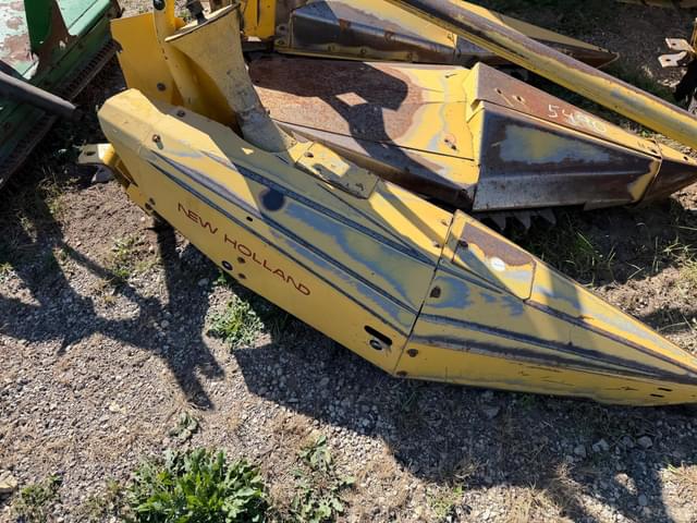 Image of New Holland 824 equipment image 2