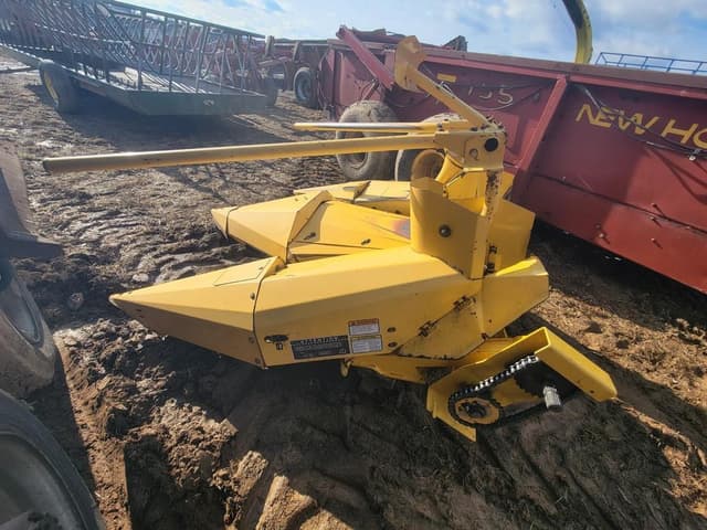 Image of New Holland 824 equipment image 2