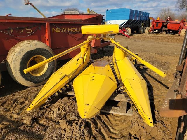 Image of New Holland 824 equipment image 1