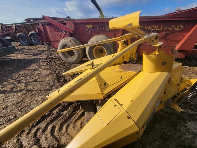Image of New Holland 824 equipment image 3