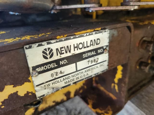 Image of New Holland 824 equipment image 4