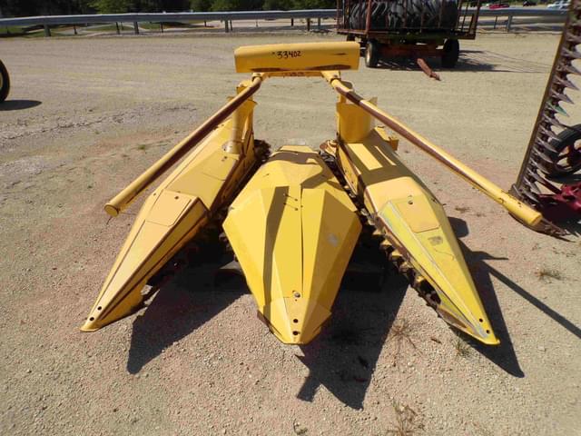Image of New Holland 824 equipment image 2